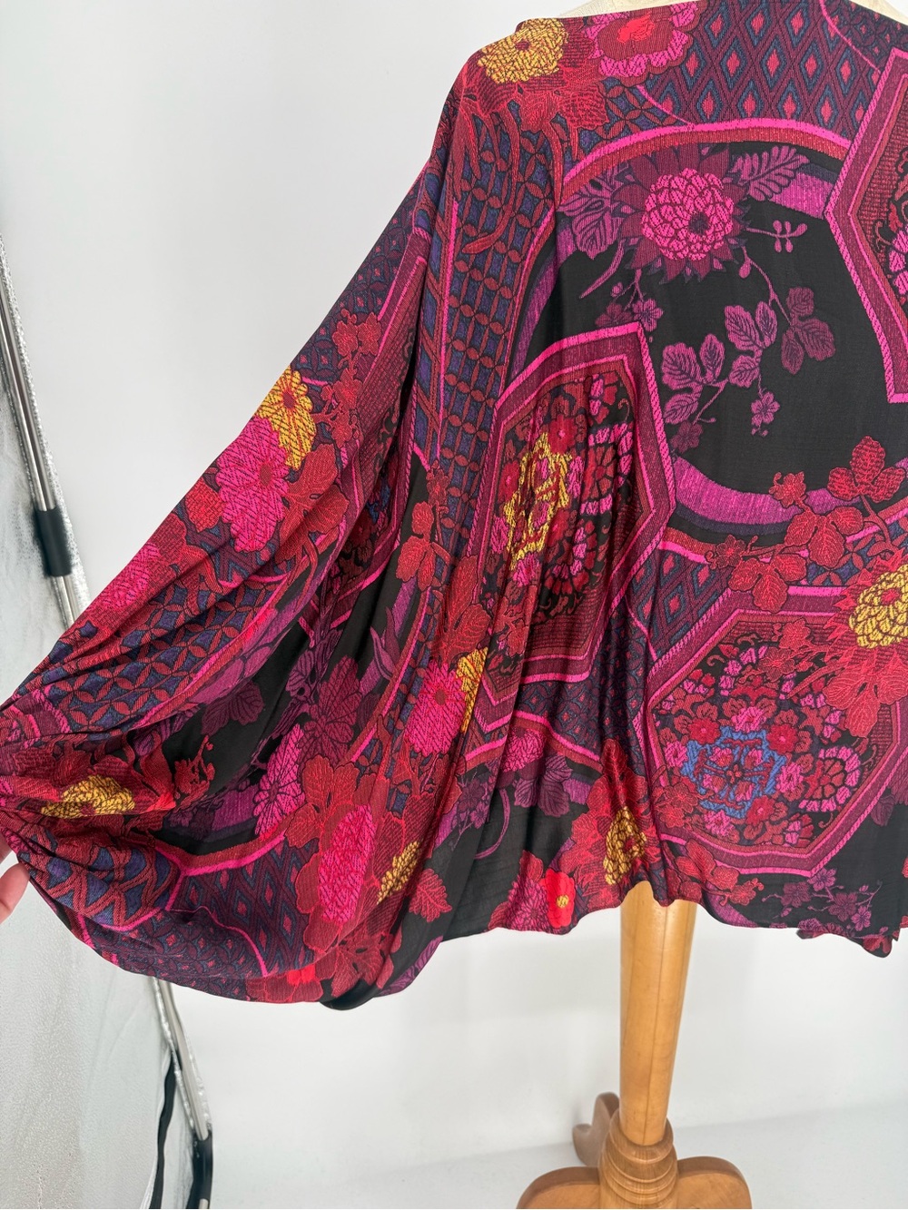 Women’s Natori Colorful Batwing Top sz S/M
